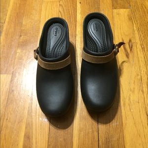 Crocs black and brown mules